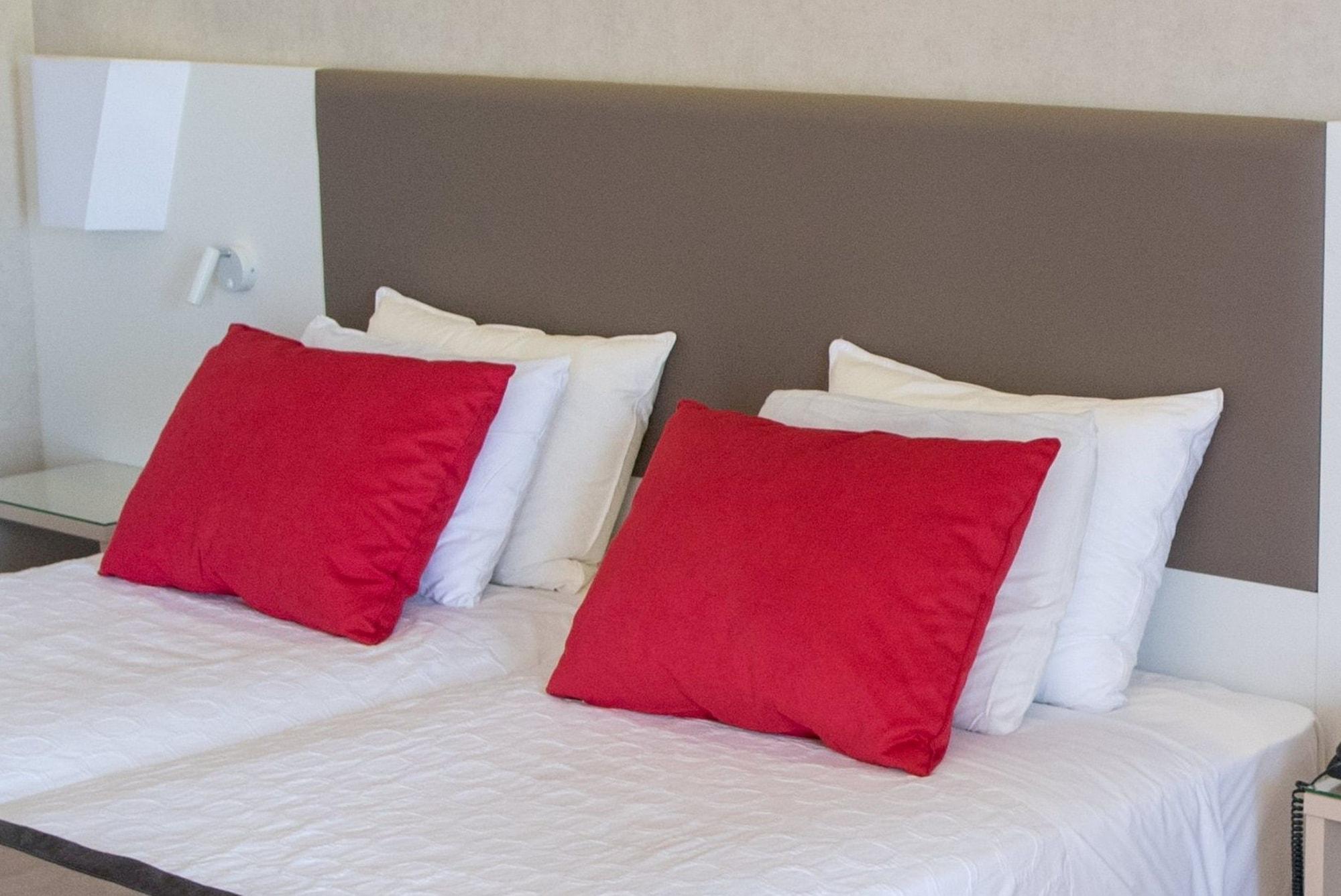 فندق رامادا بلازا باي ويندهام ثراكي أليكسانثيربوليس المظهر الخارجي الصورة Pillows on a bed