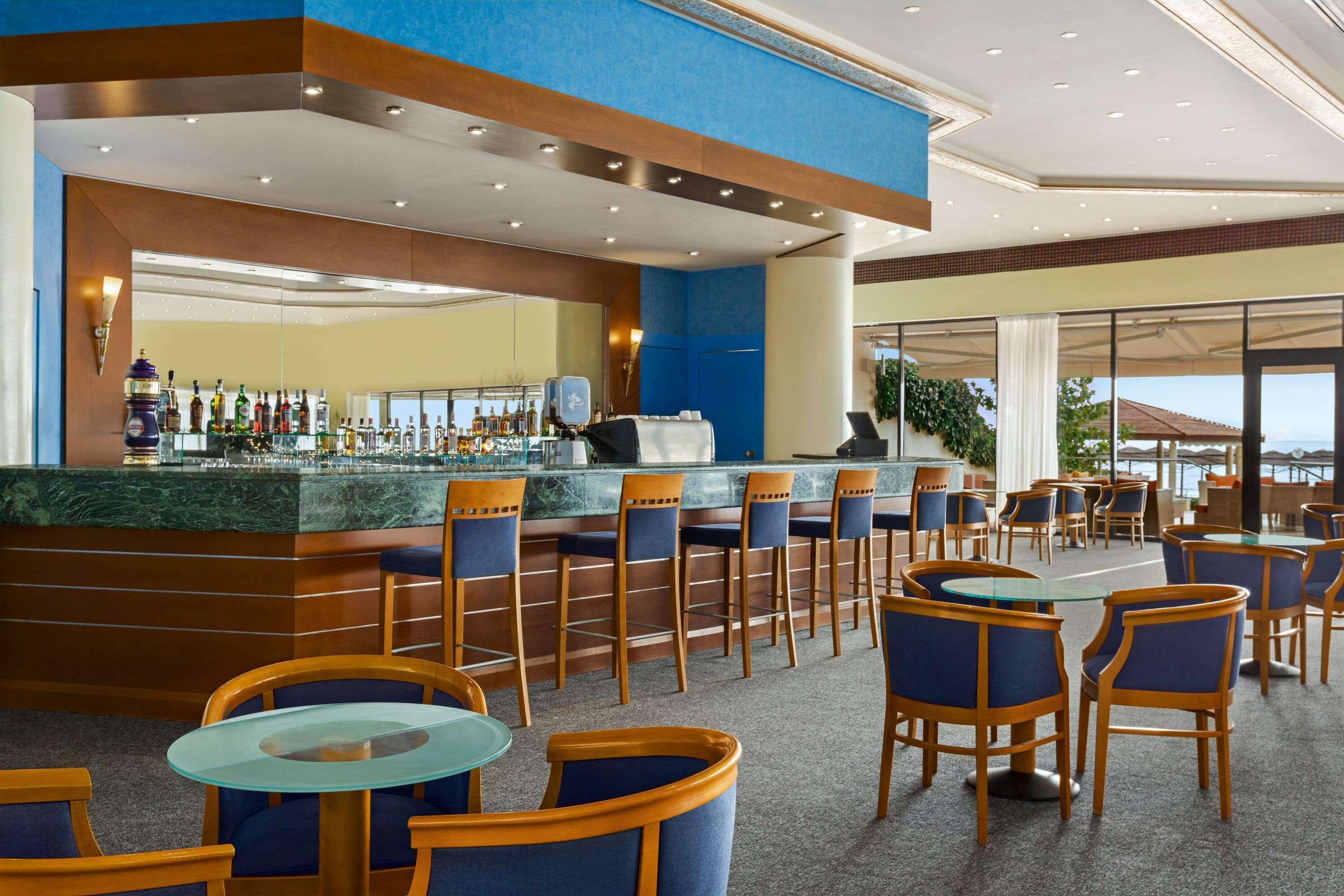فندق رامادا بلازا باي ويندهام ثراكي أليكسانثيربوليس المظهر الخارجي الصورة The bar at the Sheraton Club