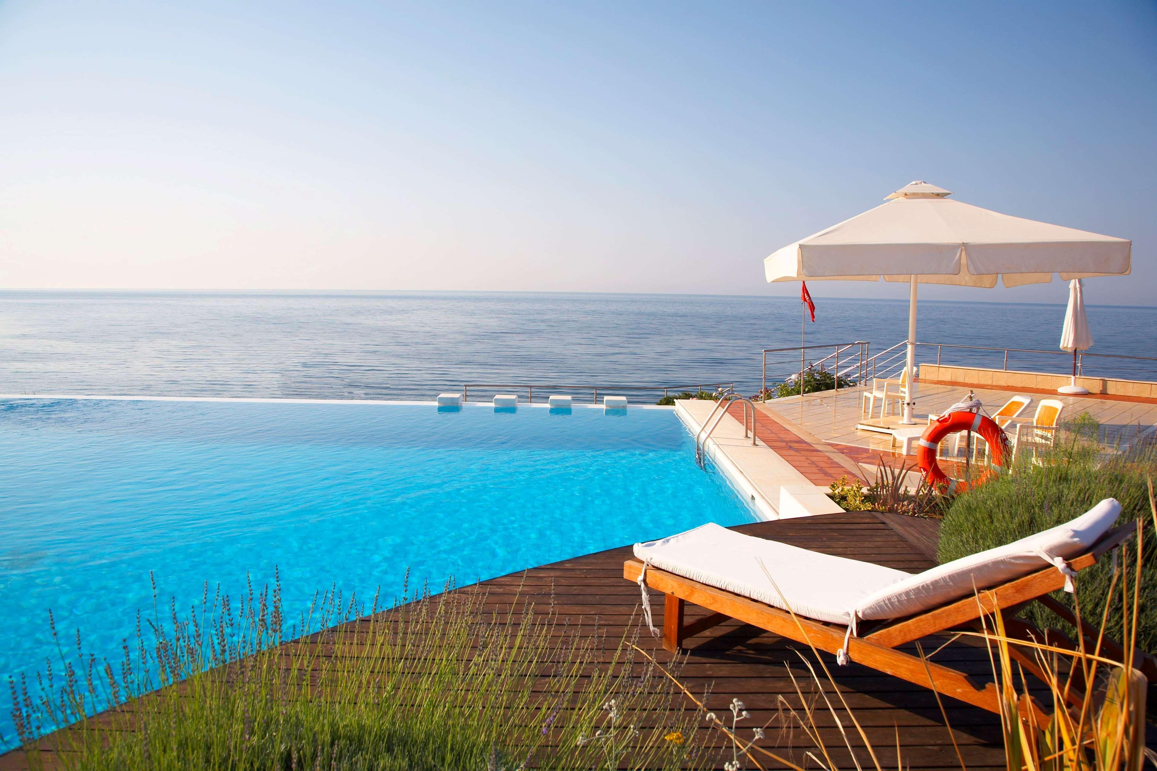 فندق رامادا بلازا باي ويندهام ثراكي أليكسانثيربوليس المظهر الخارجي الصورة Infinity pool at the Hotel Porto Bay Falomo, Venice, Italy