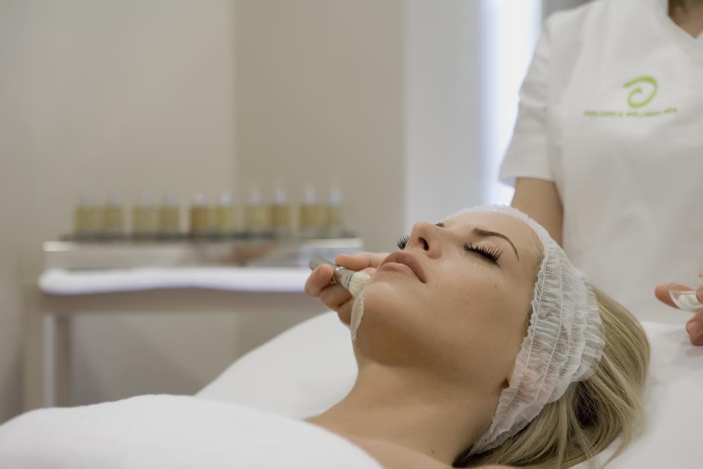 فندق رامادا بلازا باي ويندهام ثراكي أليكسانثيربوليس المظهر الخارجي الصورة A woman receiving a facial