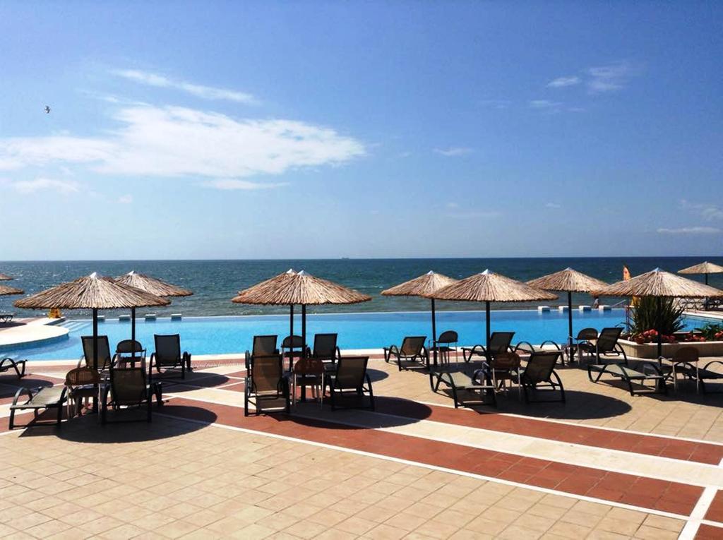 فندق رامادا بلازا باي ويندهام ثراكي أليكسانثيربوليس المظهر الخارجي الصورة A pool at a resort in Varvarovski, Bulgaria