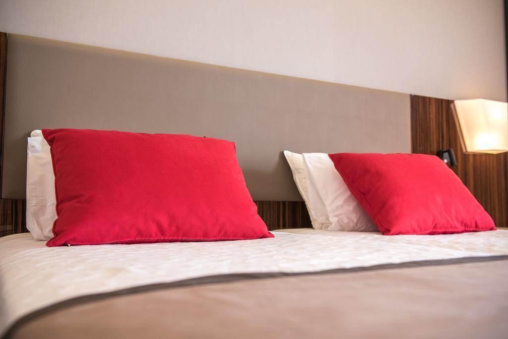 فندق رامادا بلازا باي ويندهام ثراكي أليكسانثيربوليس المظهر الخارجي الصورة Pillows on a bed