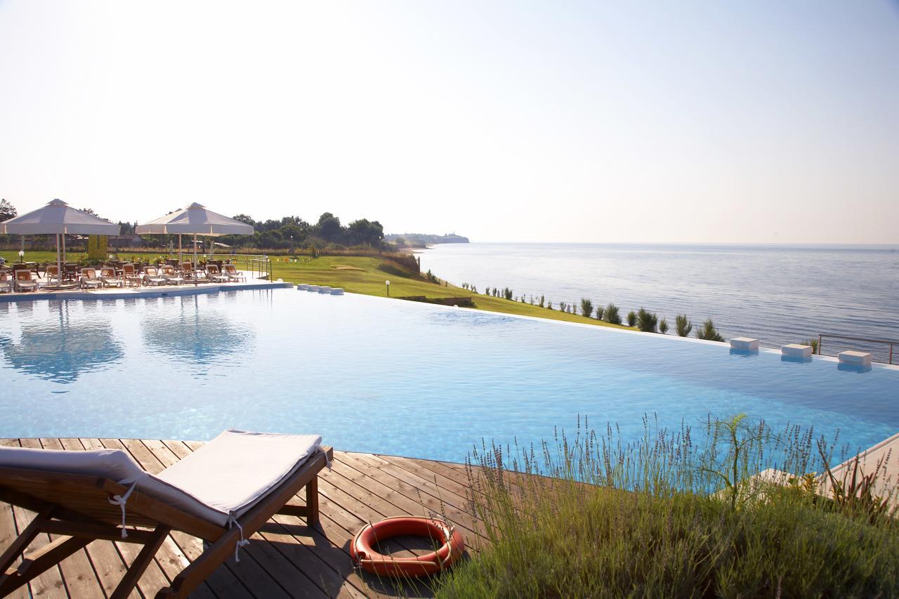 فندق رامادا بلازا باي ويندهام ثراكي أليكسانثيربوليس المظهر الخارجي الصورة Infinity pool at the Hotel Porto Bay Falomo, Lagos, Nigeria