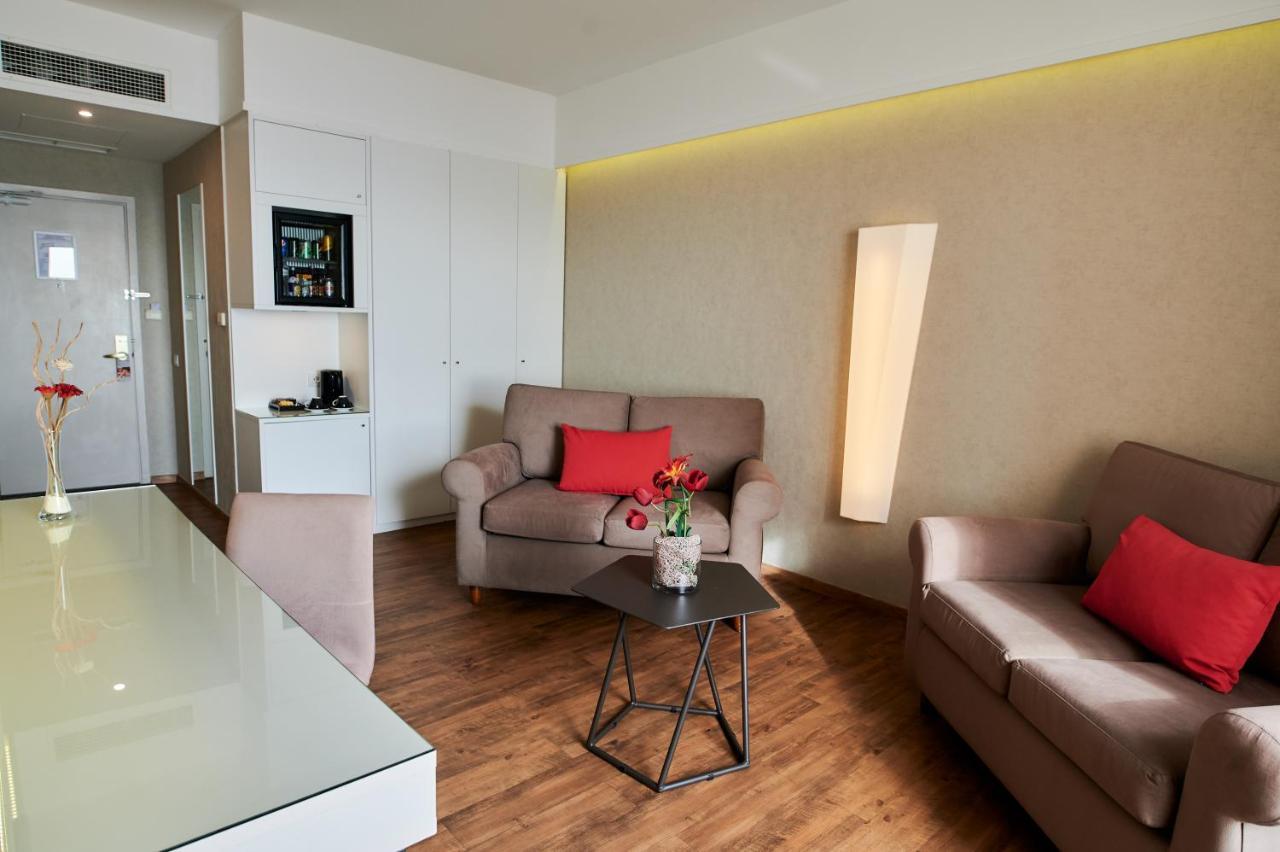 فندق رامادا بلازا باي ويندهام ثراكي أليكسانثيربوليس المظهر الخارجي الصورة A living room in a serviced apartment in Berlin, Germany